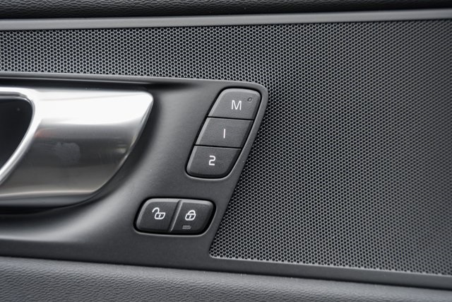 2026 Volvo XC60 B5 Hybrid photo 32