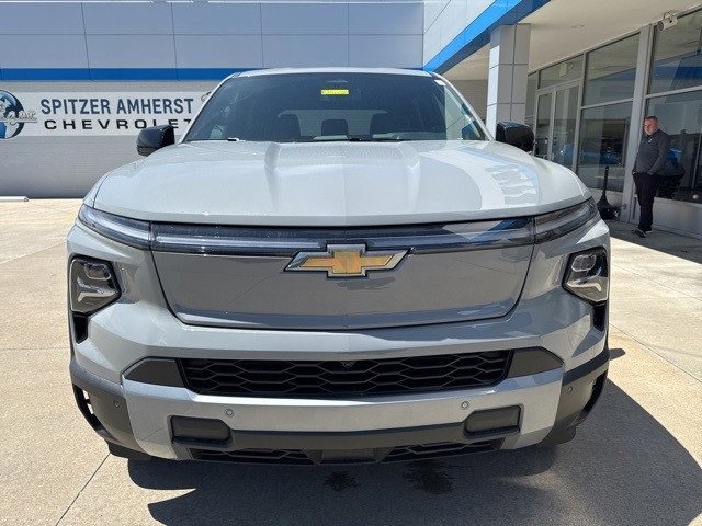 2025 Chevrolet Silverado EV LT photo 9