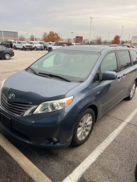 2016 Toyota Sienna XLE photo 3