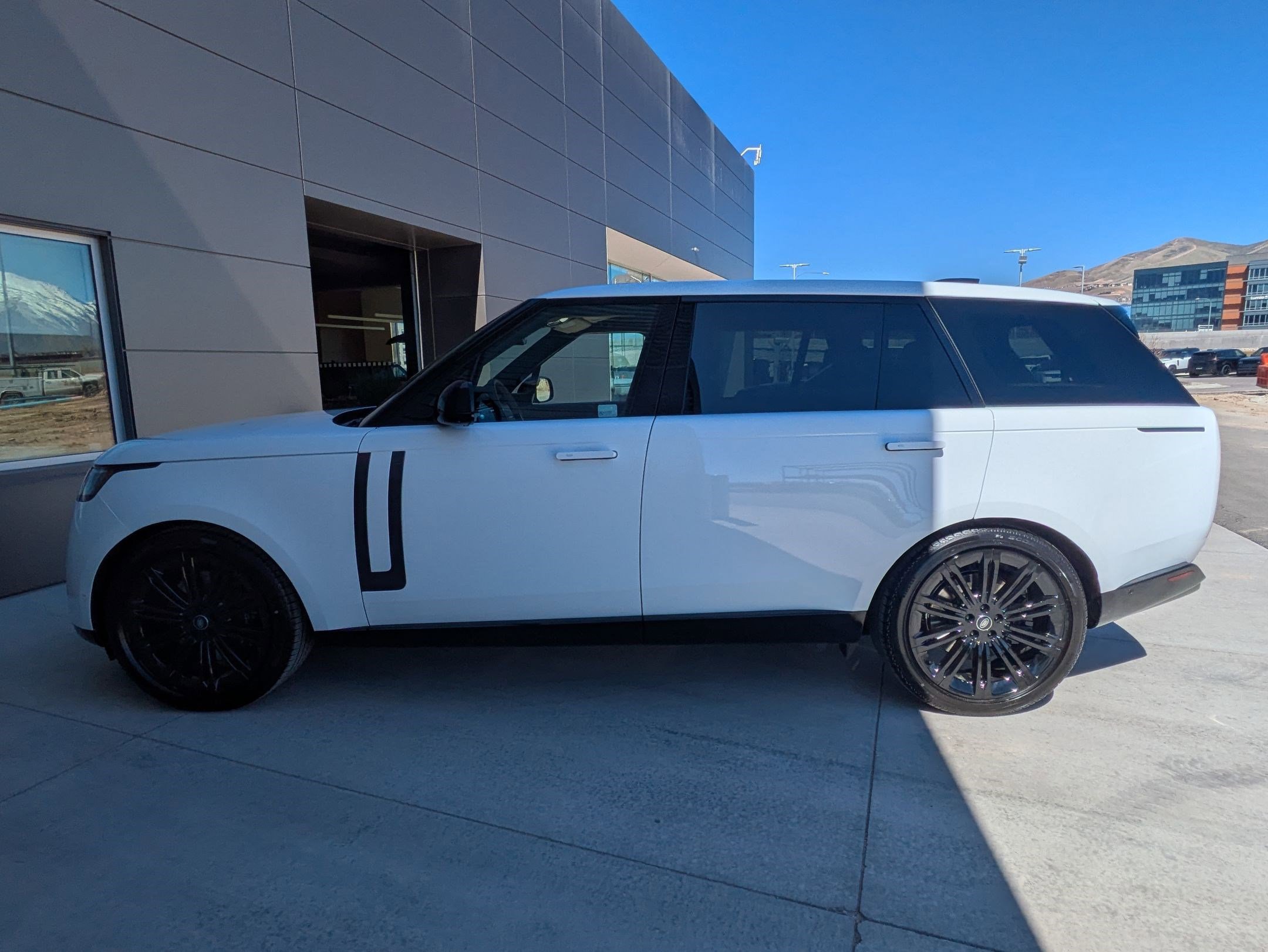 2025 Land Rover Range Rover SE photo 7
