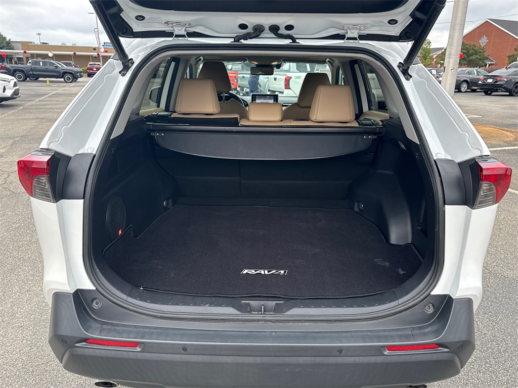 2019 Toyota RAV4 XLE Premium photo 17