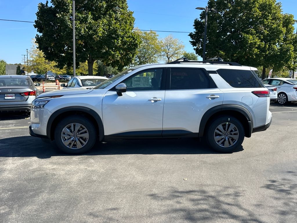 2025 Nissan Pathfinder SV photo 2
