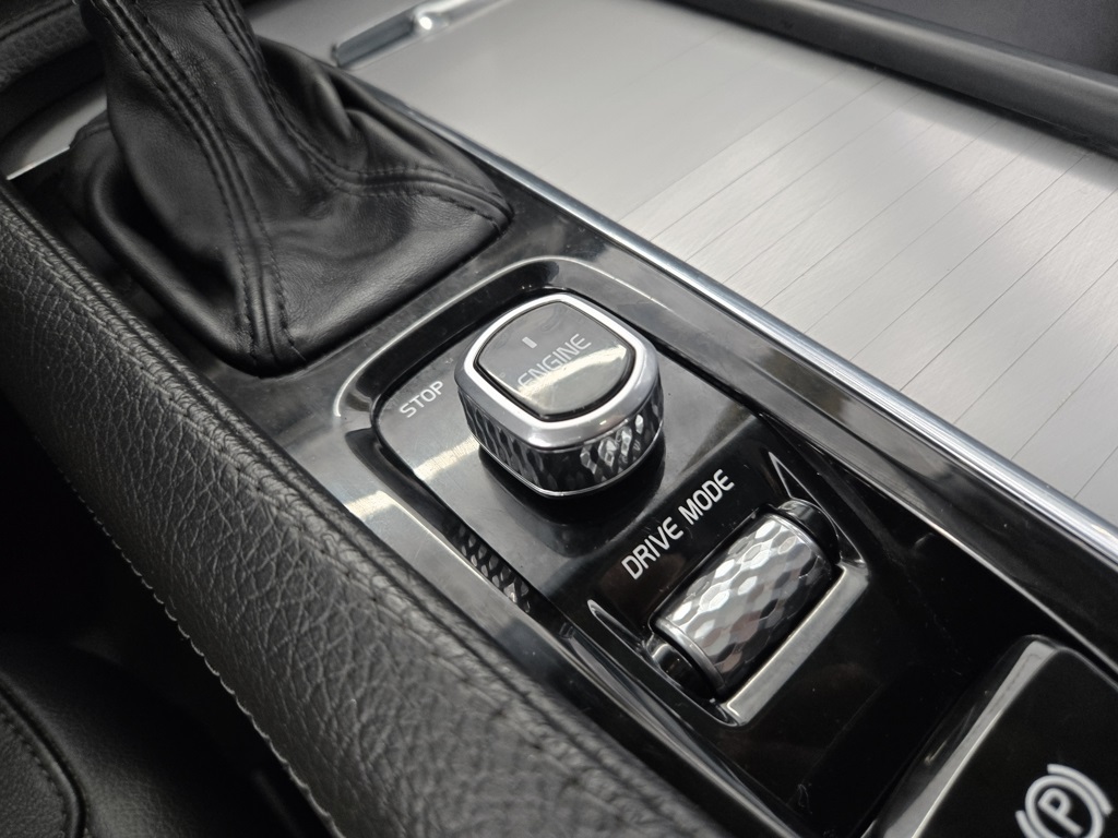 2016 Volvo XC90 T5 Momentum photo 25