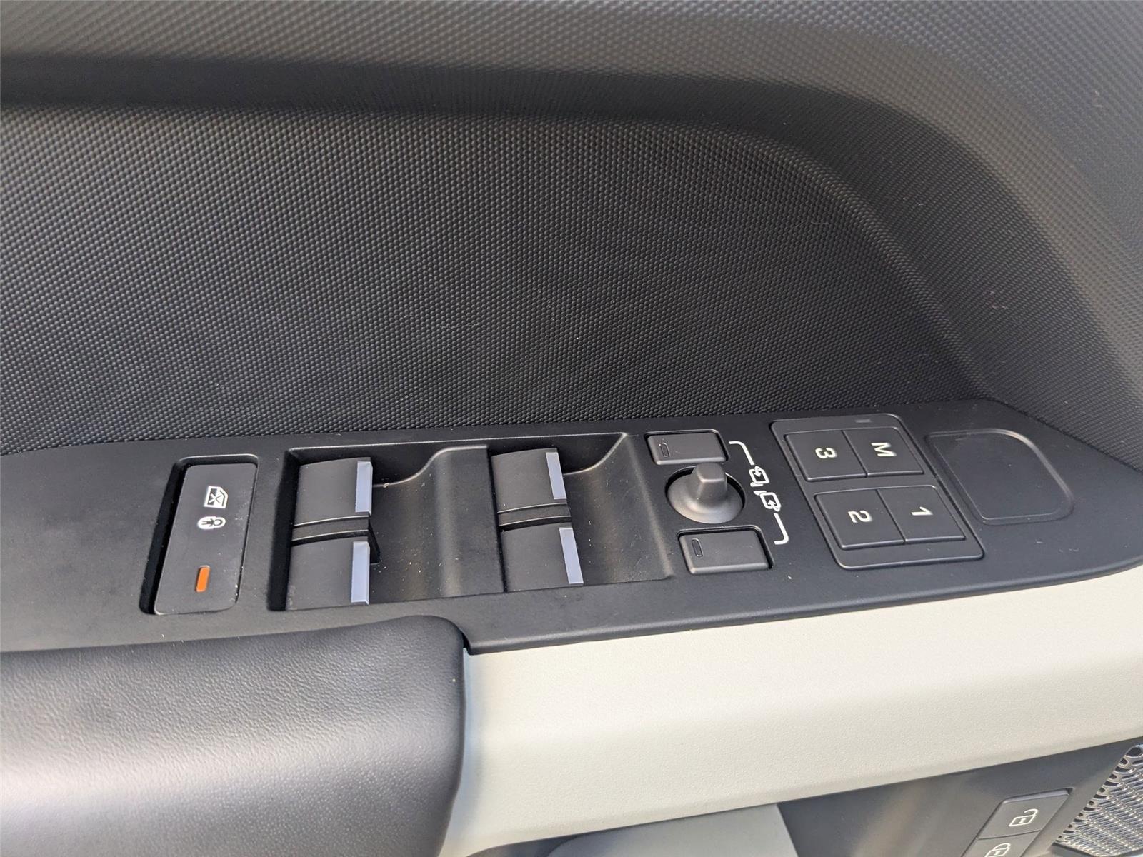 2024 Land Rover Defender X-Dynamic SE photo 11