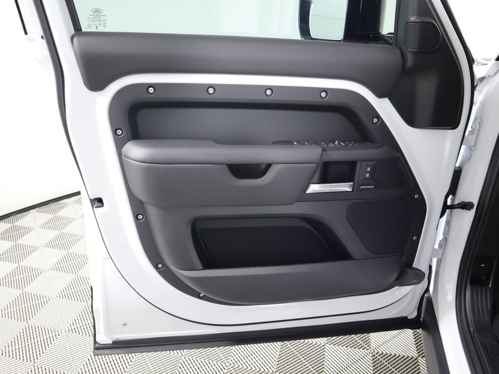 2025 Land Rover Defender 130 S photo 26