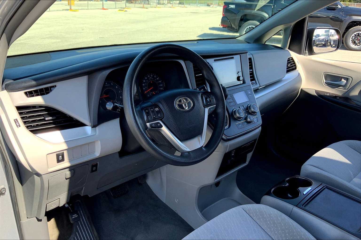 2017 Toyota Sienna LE photo 16