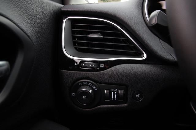 New 2023 Bright White Clear-Coat Exterior Paint Jeep Altitude Lux image 32