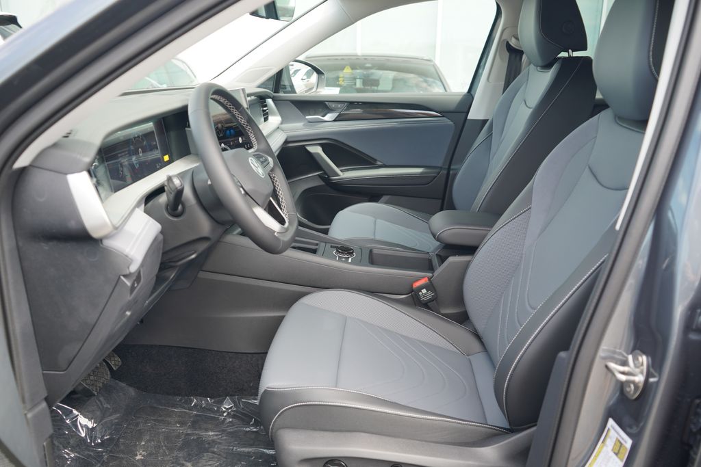 2025 Volkswagen Tiguan SE photo 3