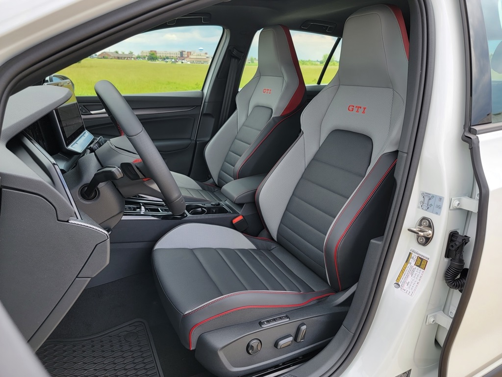 2025 Volkswagen Golf GTI SE photo 2