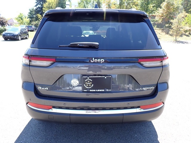 2023 Jeep Grand Cherokee Laredo photo 3
