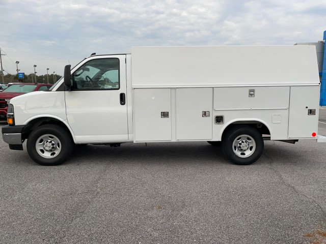 2025 Chevrolet Express Cutaway 3500 photo 4