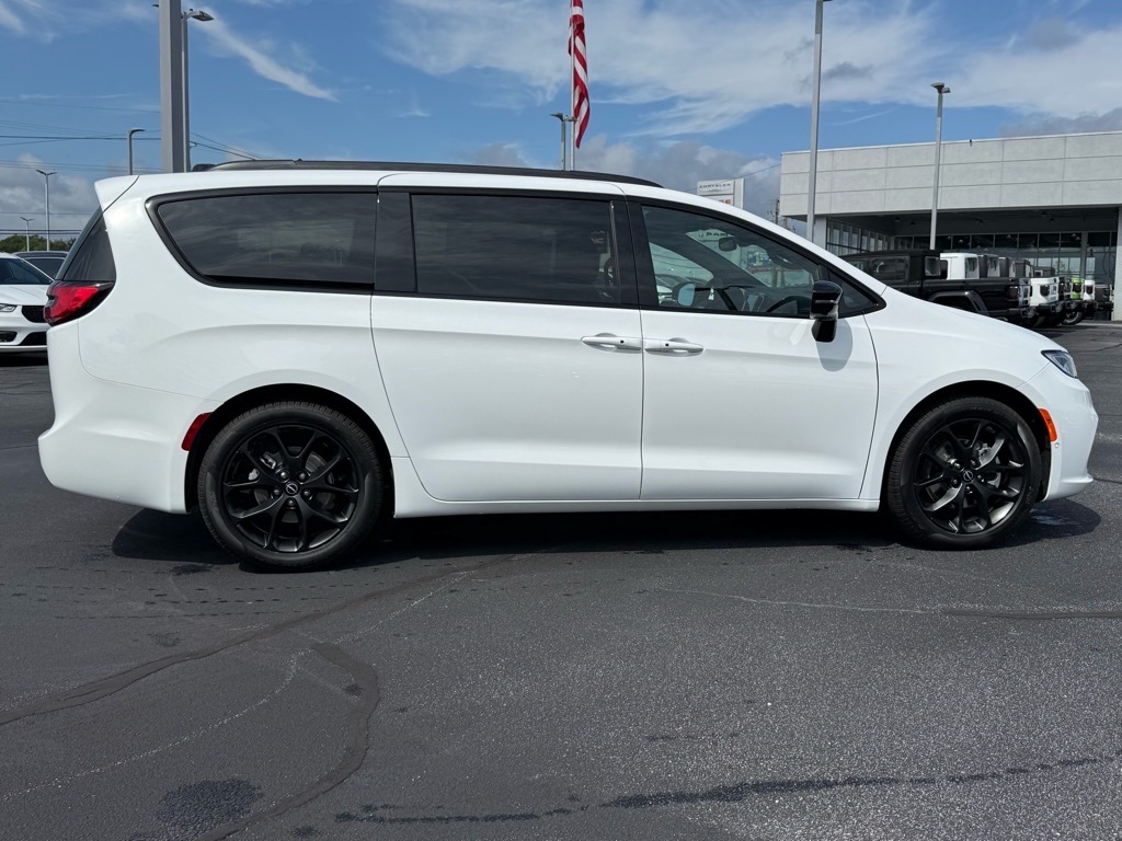 2026 Chrysler Pacifica Limited photo 2