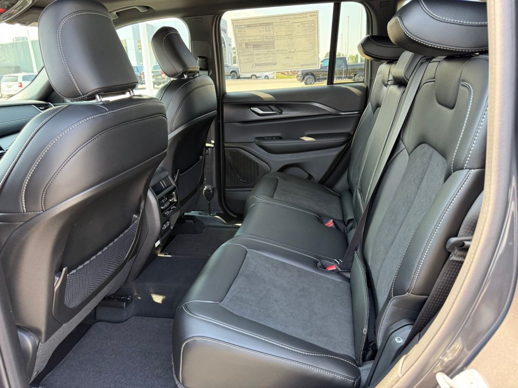 2025 Jeep Grand Cherokee Altitude photo 23