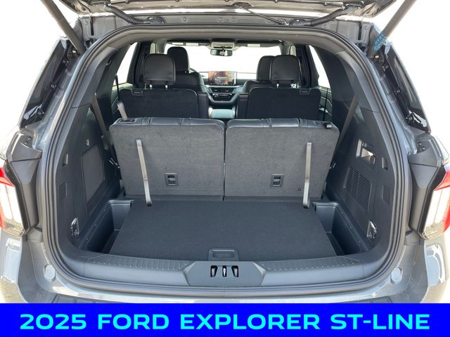2025 Ford Explorer ST-Line photo 3