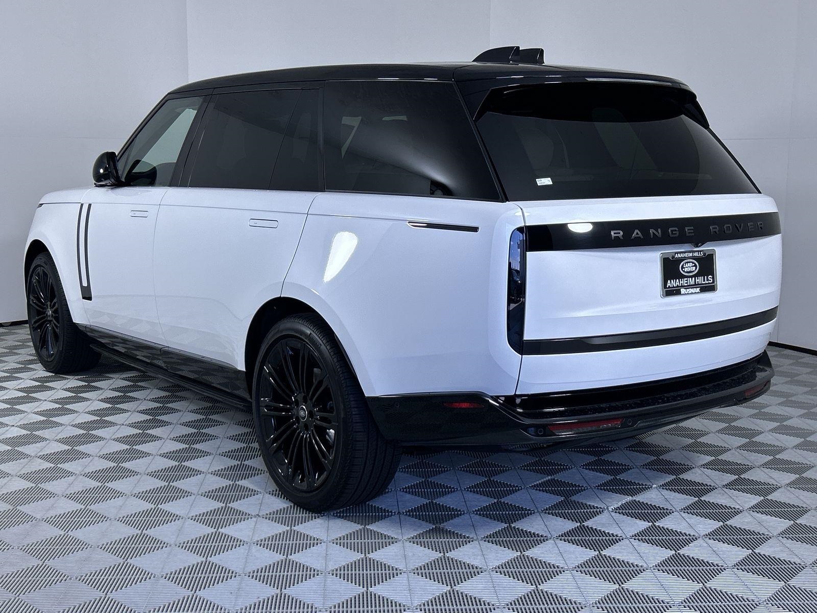 2025 Land Rover Range Rover SE photo 3
