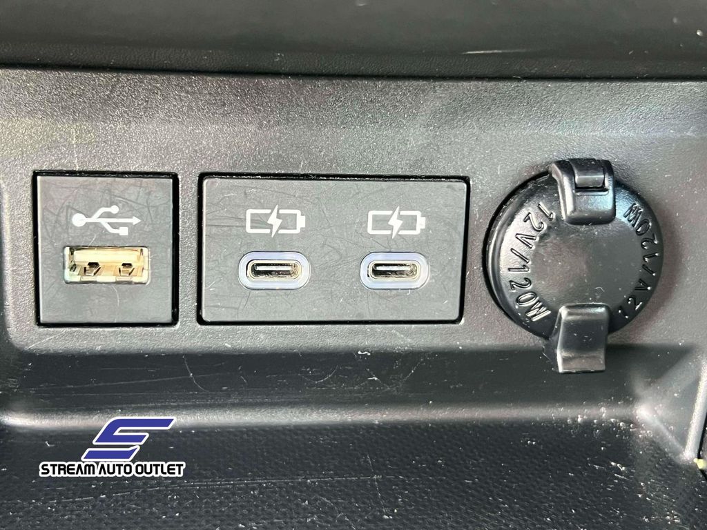 2023 Toyota Highlander LE photo 28