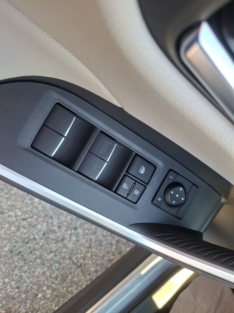 2025 Toyota RAV4 Hybrid XLE photo 7