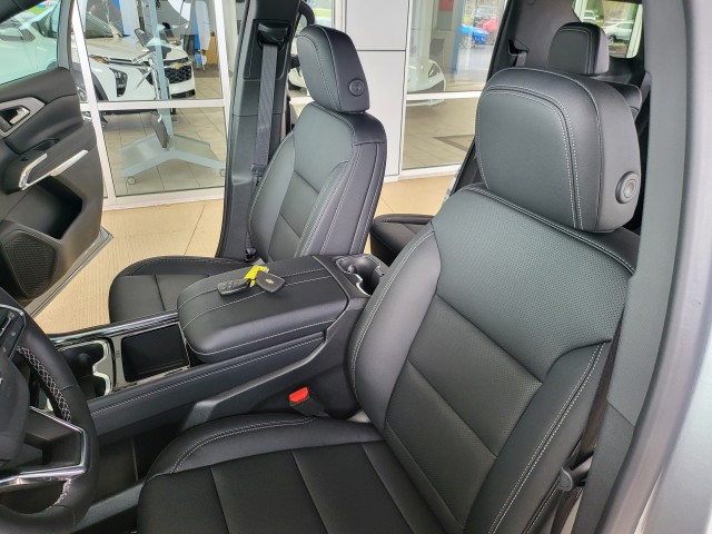 2025 Chevrolet Traverse photo 13