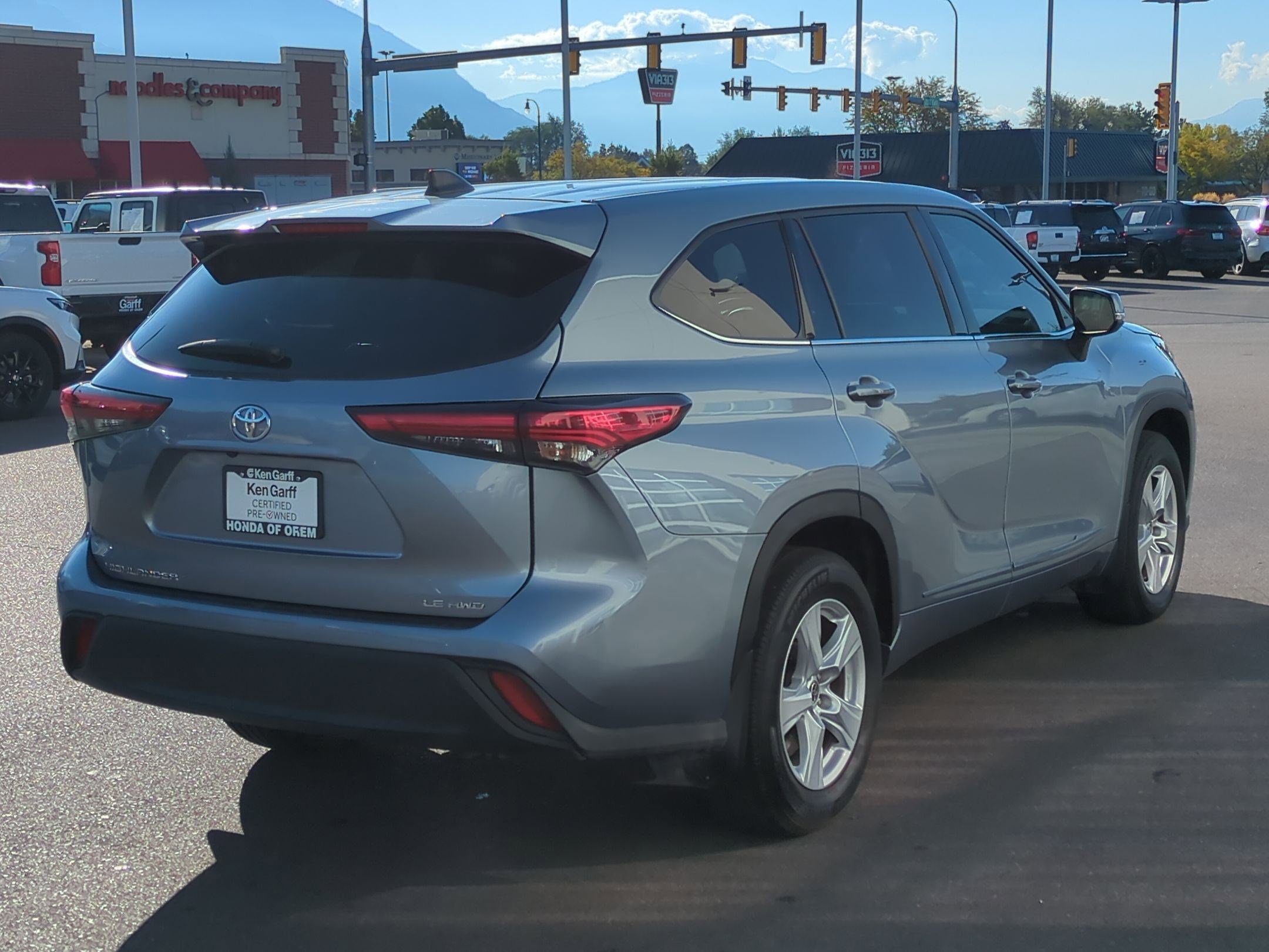 2022 Toyota Highlander LE photo 3