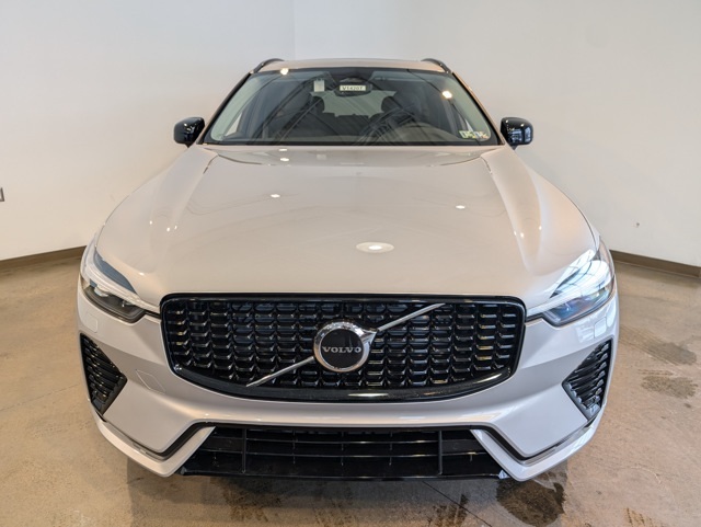 2025 Volvo XC60 B5 Core photo 2