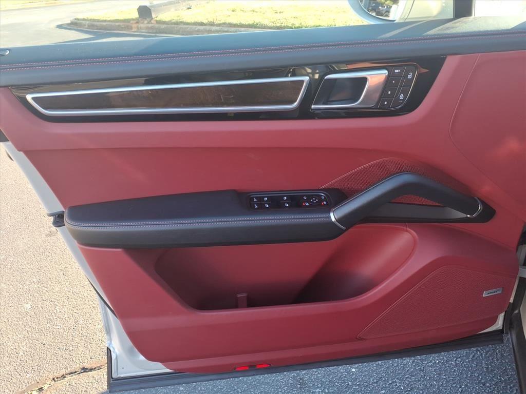 2023 Porsche Cayenne S photo 4