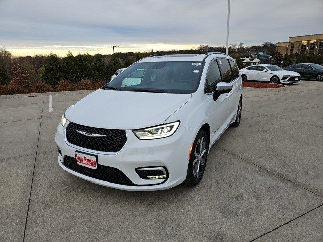 2026 Chrysler Pacifica Pinnacle's photo