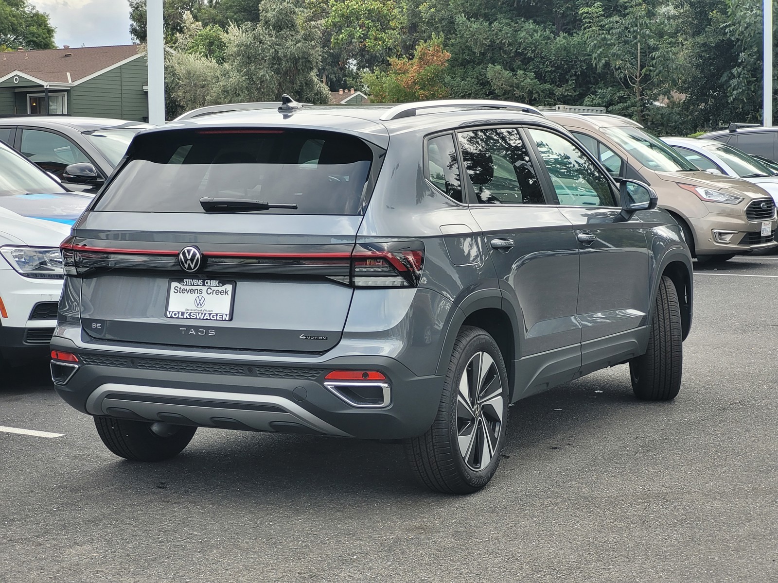 2025 Volkswagen Taos SE photo 4