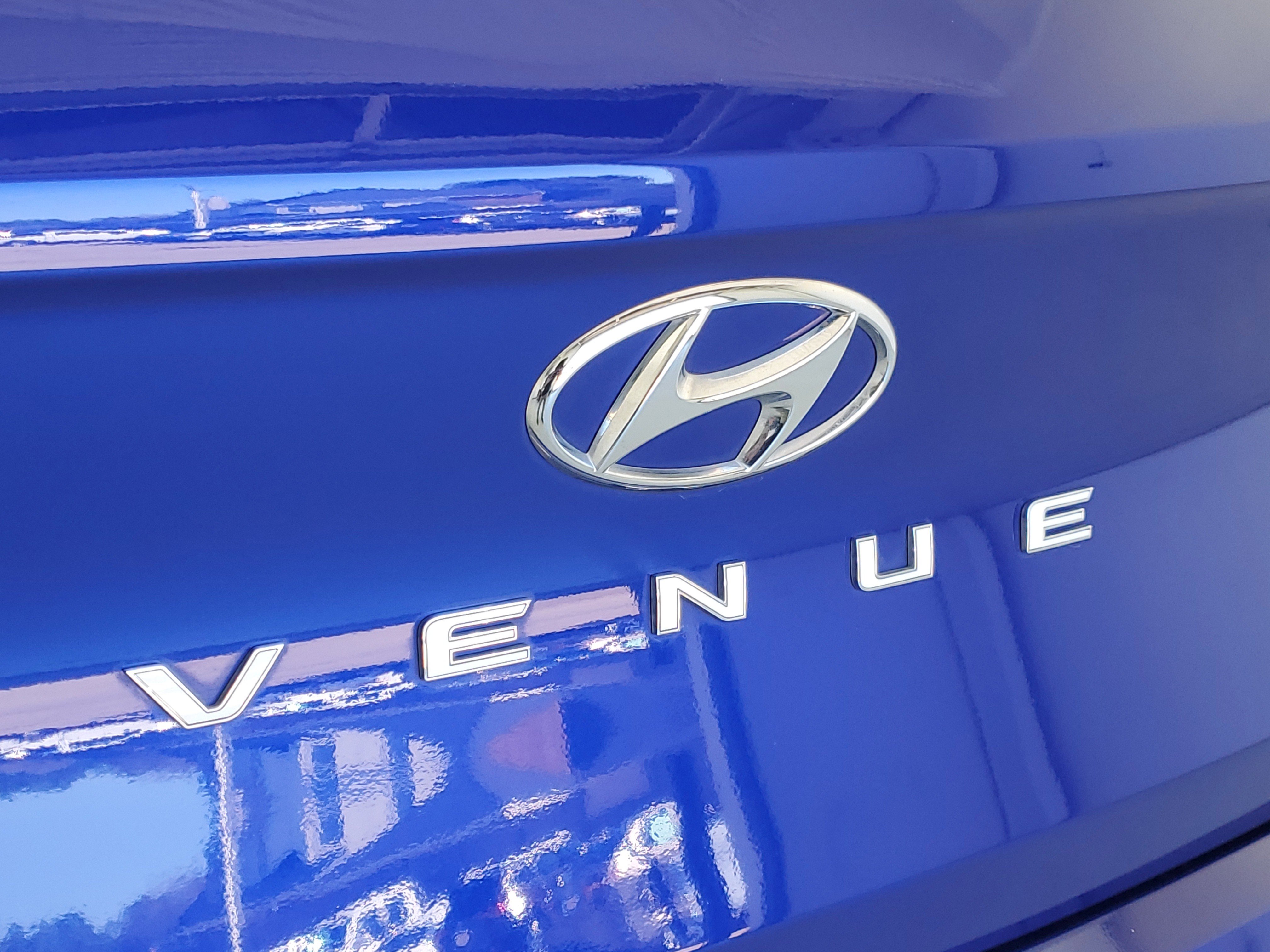 2024 Hyundai Venue SEL photo 3