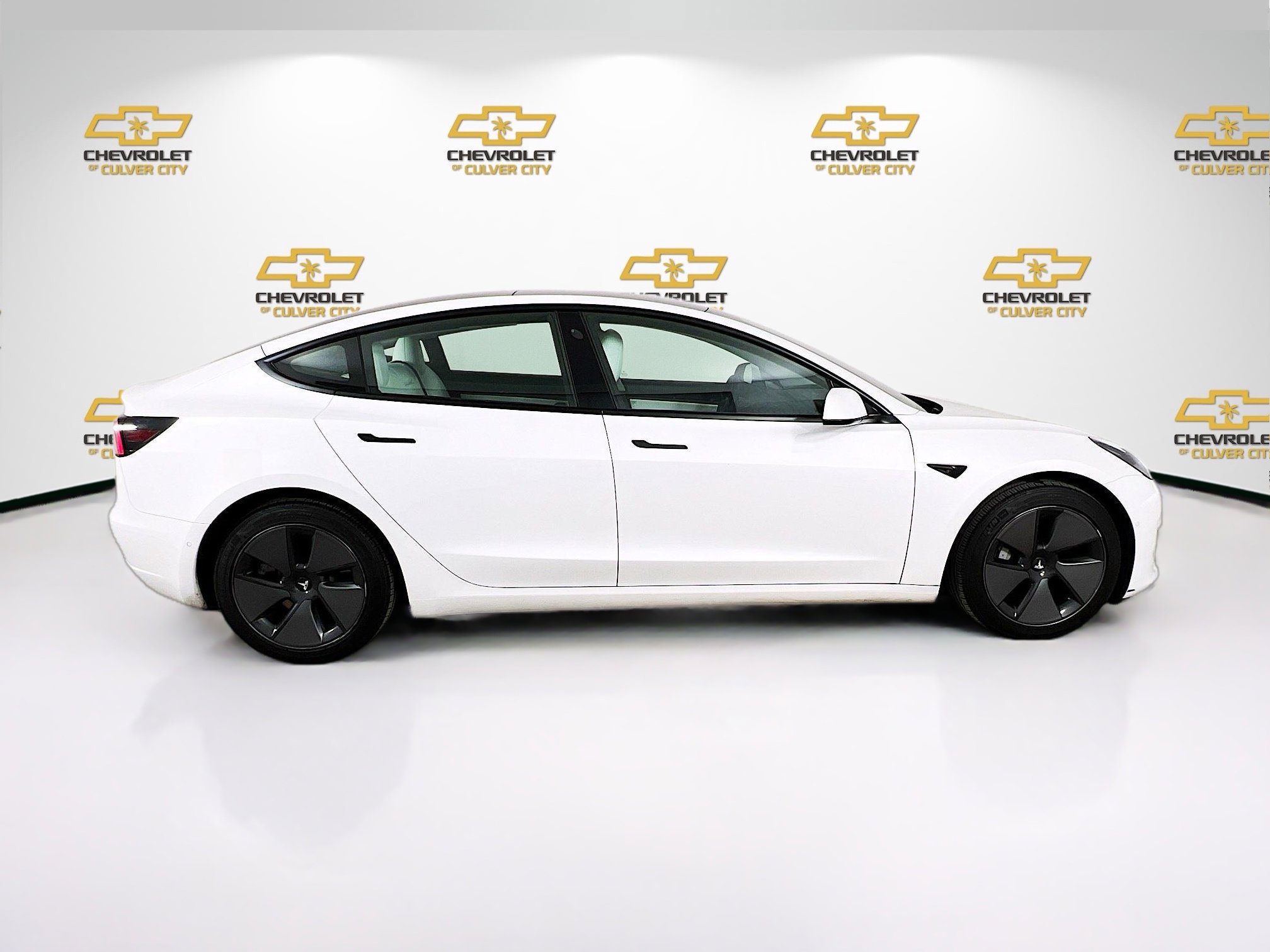 2021 Tesla Model 3 Standard Range Plus photo 2