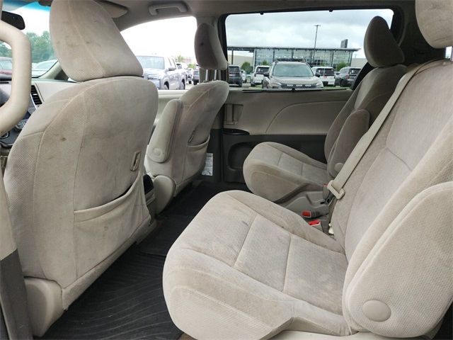 2015 Toyota Sienna LE photo 12