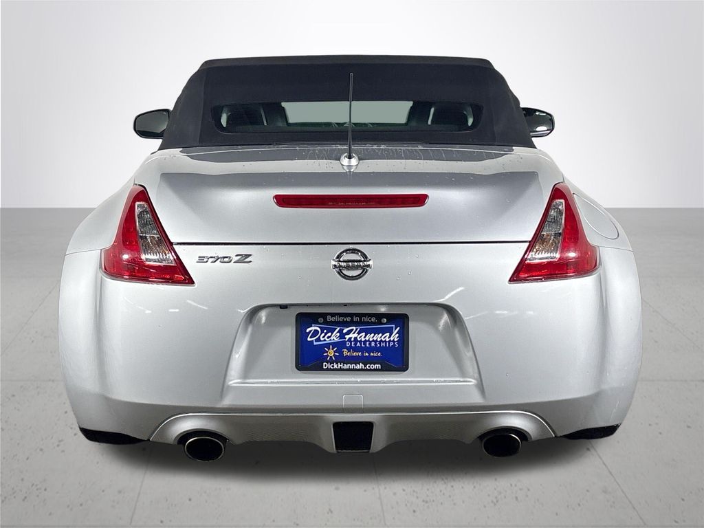 2011 Nissan 370Z Touring photo 7