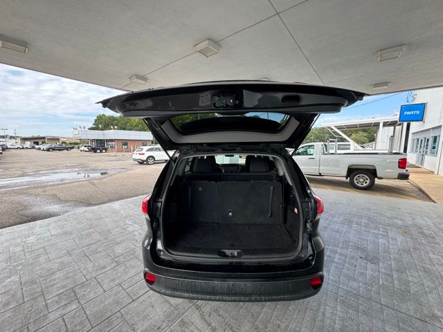 2019 Toyota Highlander LE photo 5