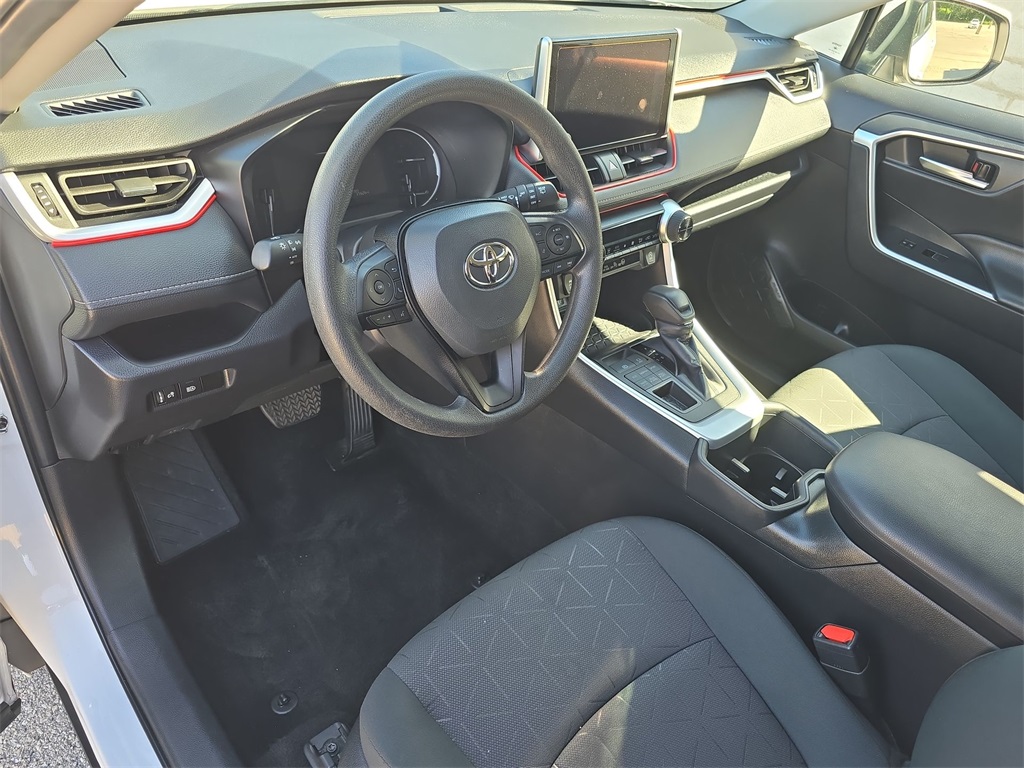 2024 Toyota RAV4 XLE photo 16