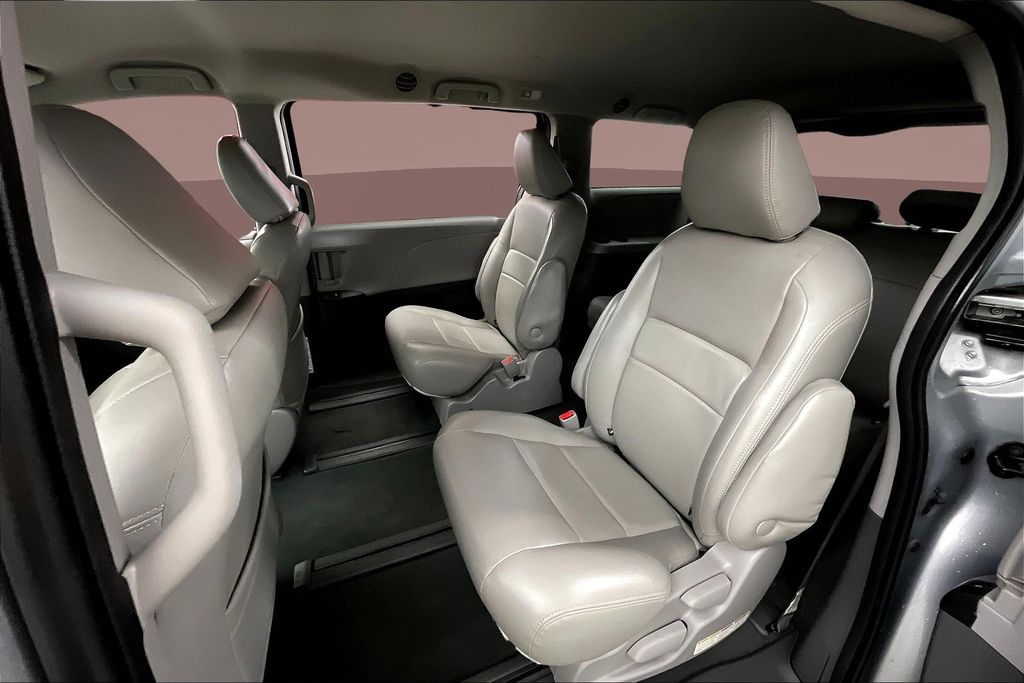 2020 Toyota Sienna L photo 25