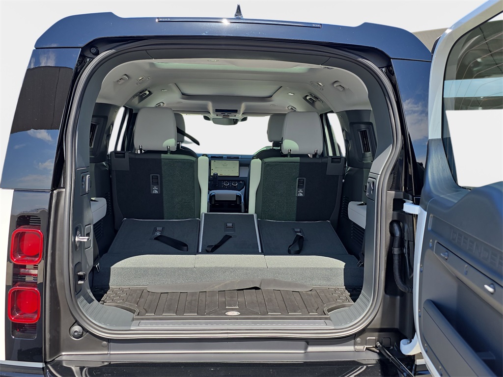2025 Land Rover Defender 130 X-Dynamic SE photo 12