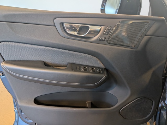 2022 Volvo XC60 R-Design photo 10