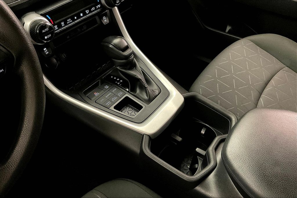 2024 Toyota RAV4 XLE photo 13