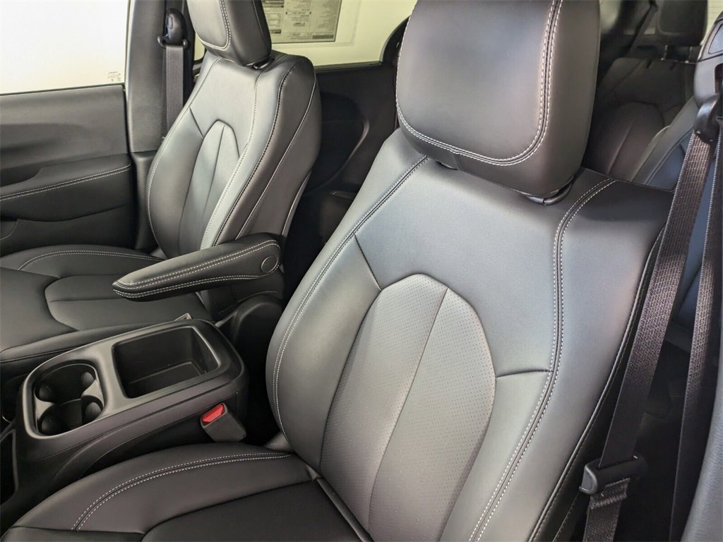 2025 Chrysler Pacifica photo 4
