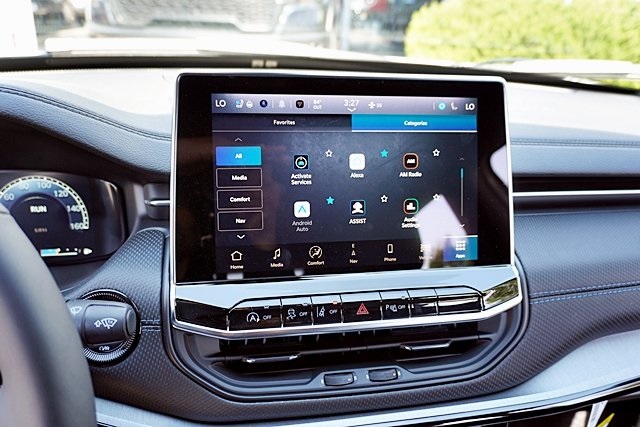 New 2025 Silver Zynith Metallic Clear-Coat Exterior Paint Jeep Limited image 30