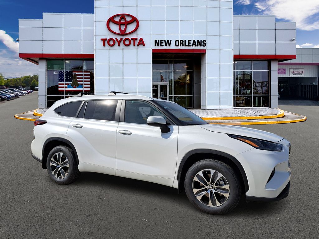 2024 Toyota Highlander XLE's photo