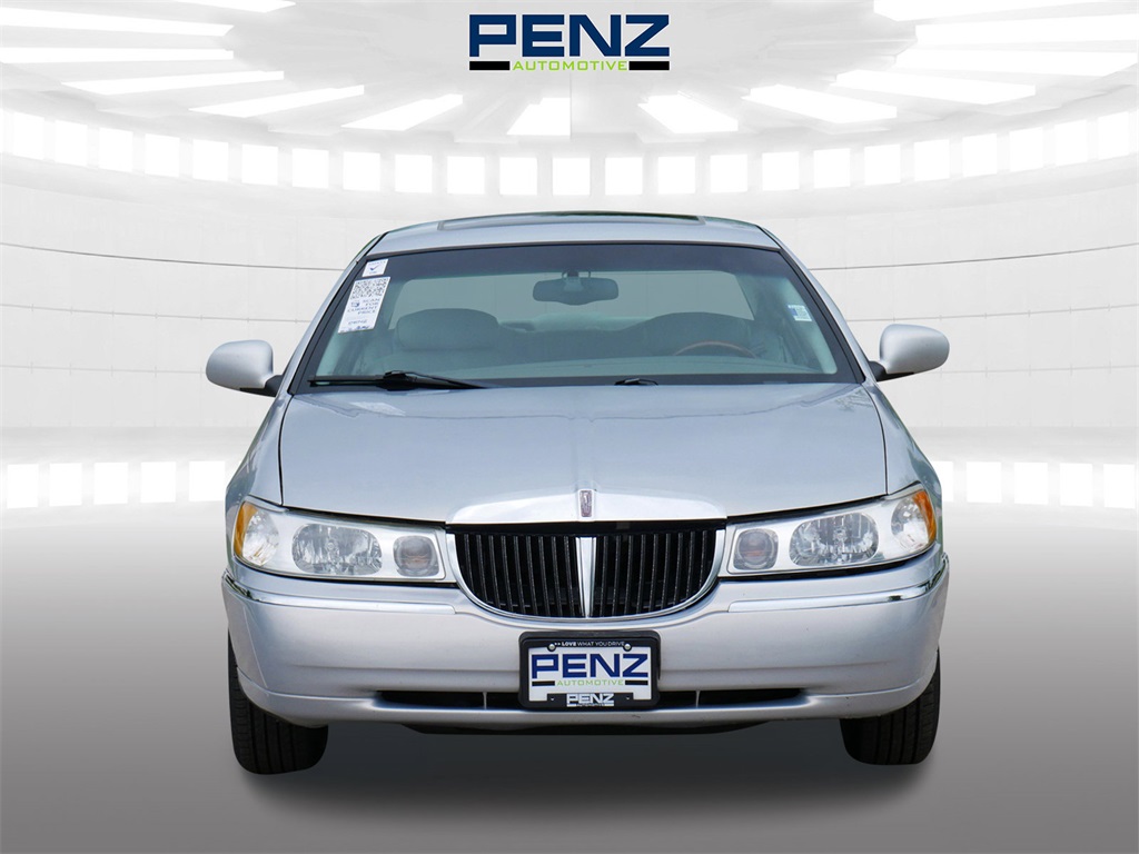Used 2002 Lincoln Town Car Signature with VIN 1LNHM82W52Y633889 for sale in Rochester, MN