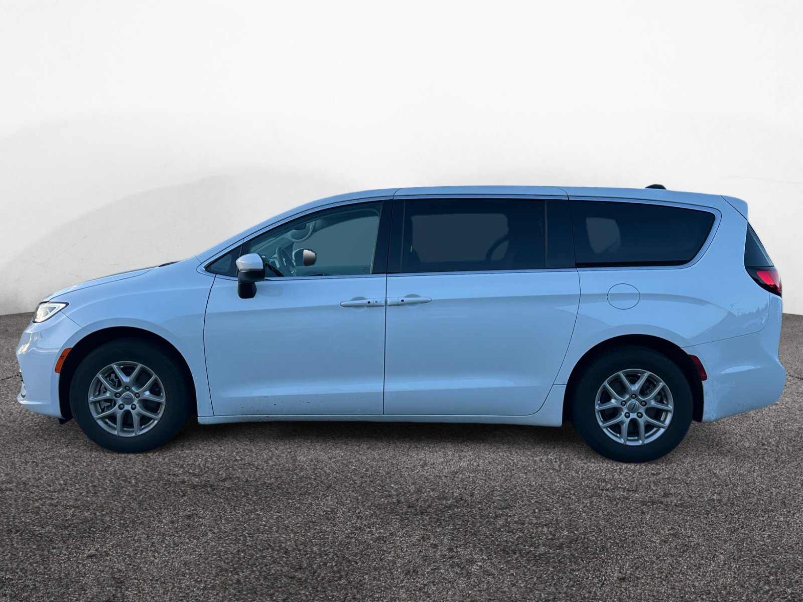 2023 Chrysler Pacifica Touring L photo 2