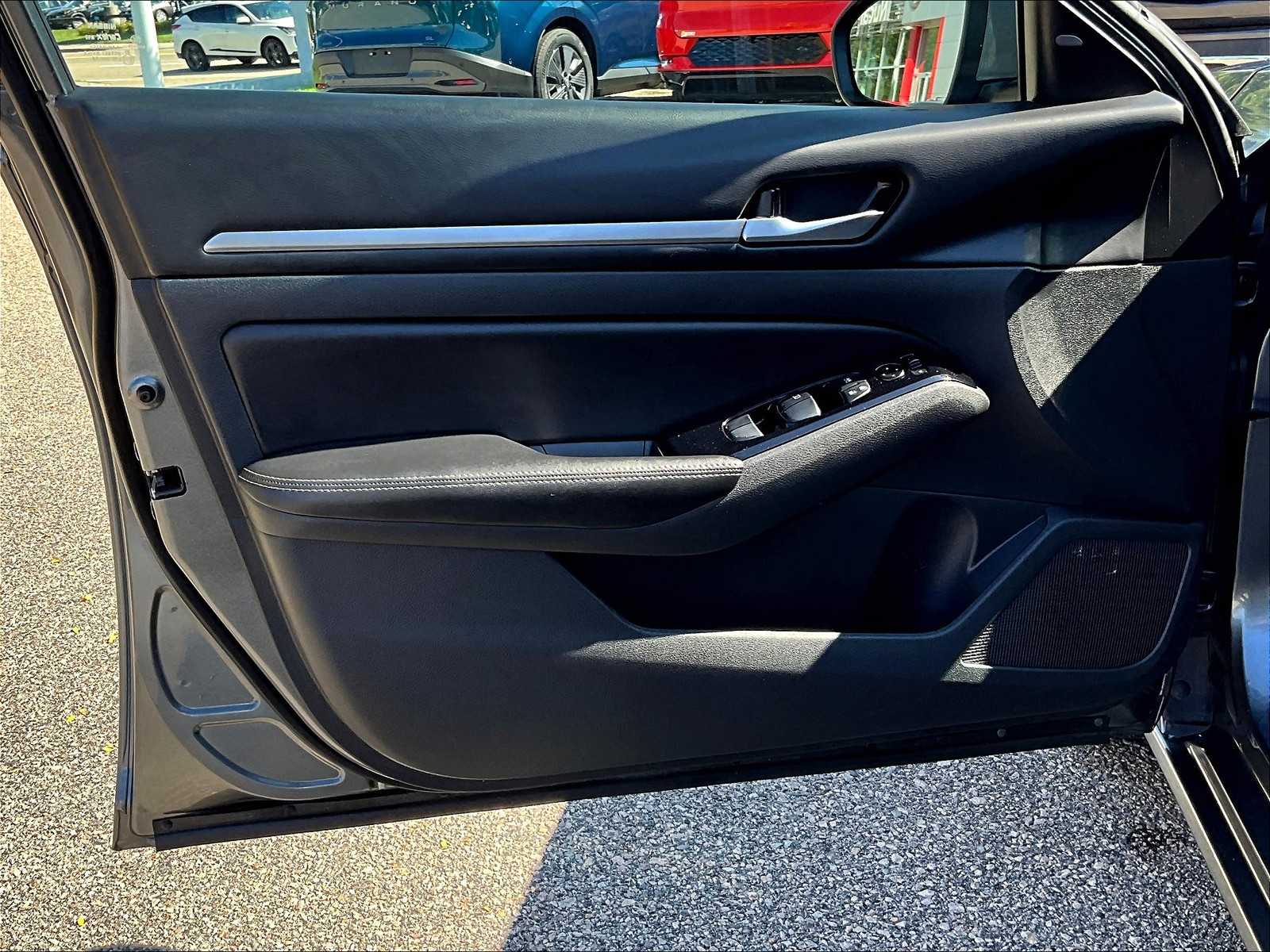 2023 Nissan Altima 2.5 SV photo 9