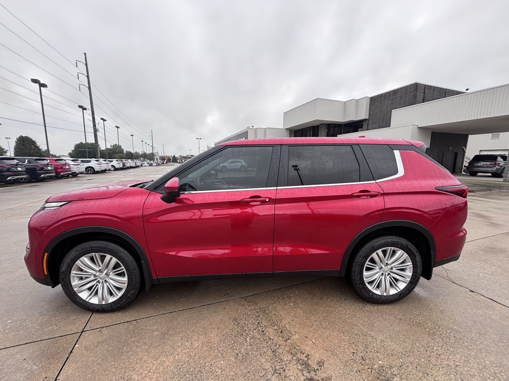 2024 Mitsubishi Outlander ES photo 3