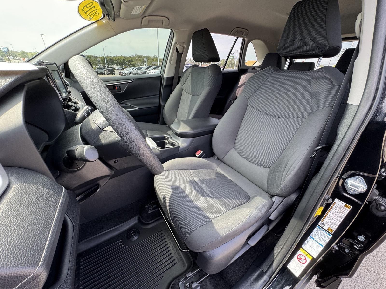 2019 Toyota RAV4 LE photo 2