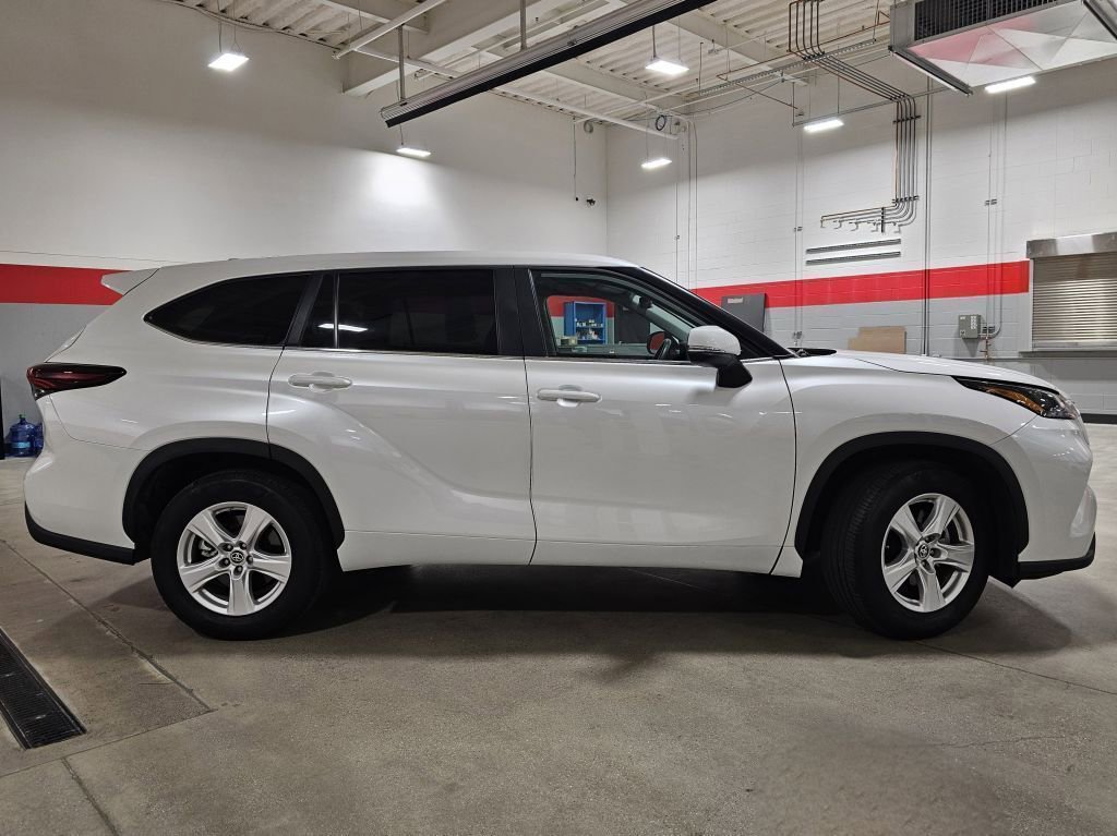 2024 Toyota Highlander LE photo 8