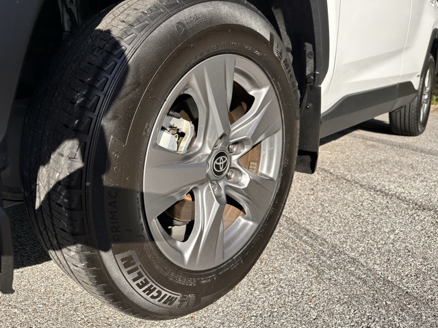 2024 Toyota RAV4 Hybrid XLE photo 6