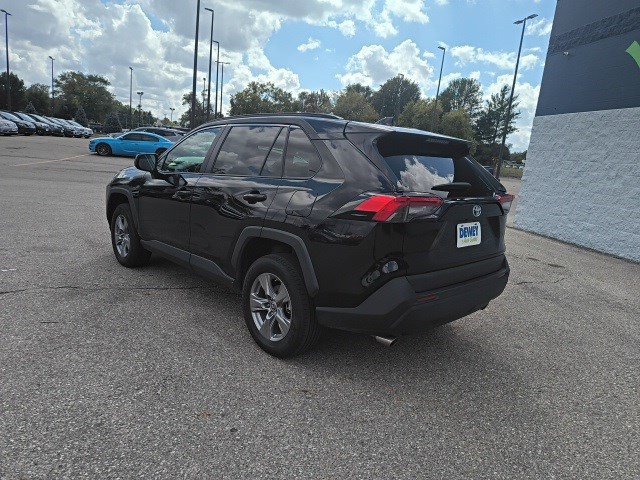 2022 Toyota RAV4 LE photo 3