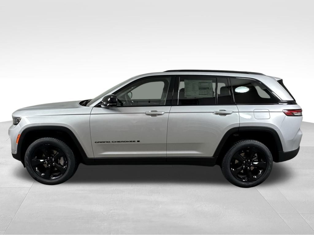 2025 Jeep Grand Cherokee Limited photo 3