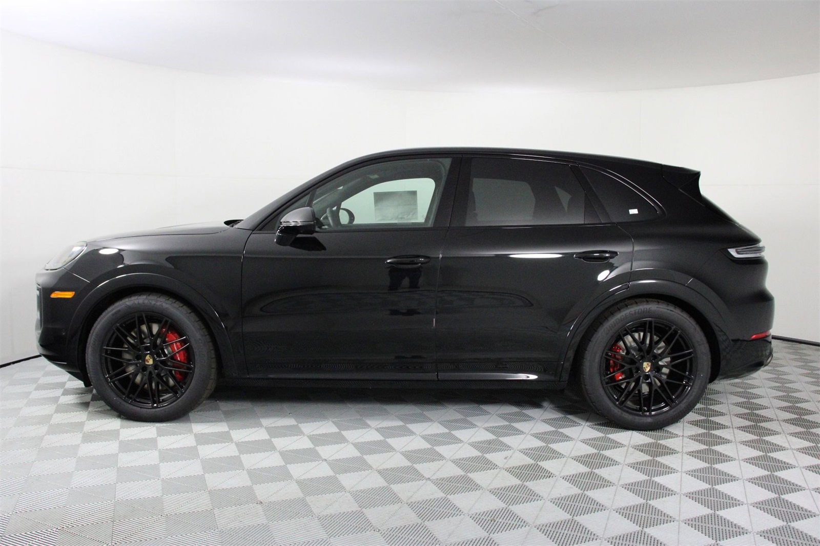 2025 Porsche Cayenne GTS photo 2
